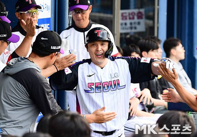 LG 박동원이 18일 잠실 롯데전에서 홈런을 친 뒤 기뻐하고 있다. 사진(잠실 서울)=김영구 기자