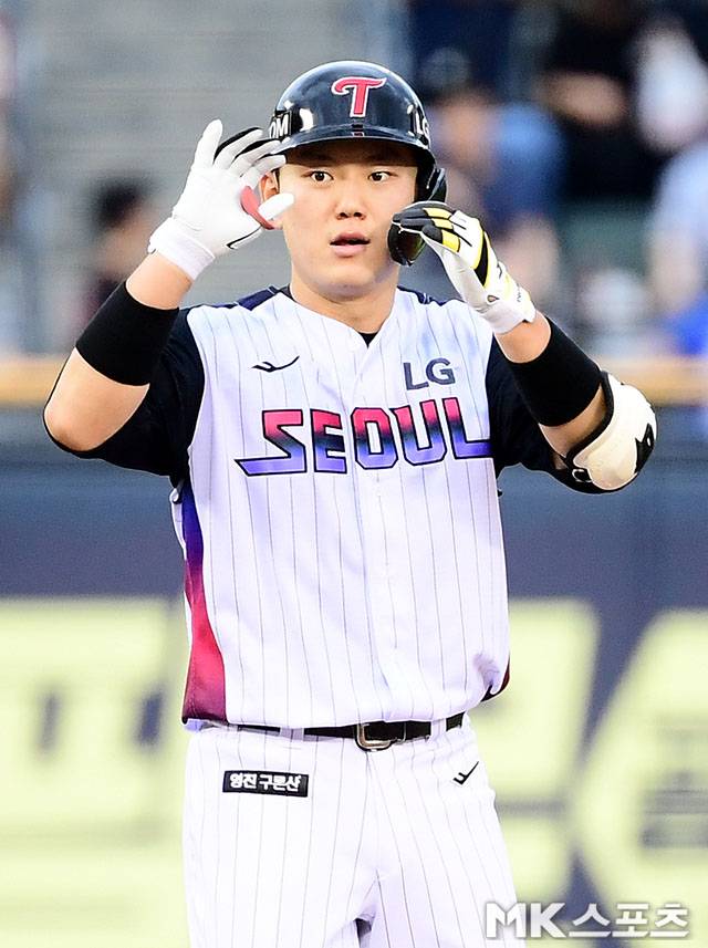 이주헌이 18일 잠실 롯데전에서 적시타를 친 뒤 기뻐하고 있다. 사진(잠실 서울)=김영구 기자