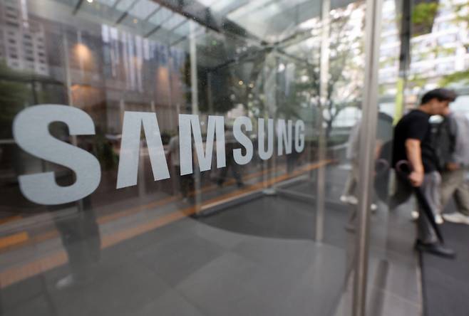 이재용 삼성전자 회장의 경영권 승계 관련 부당합병 및 회계부정 혐의에 대한 대법원 무죄가 확정된 17일 오후 서울 서초구 삼성전자 서초사옥에 직원들이 출입하고 있다.[서울=뉴시스]