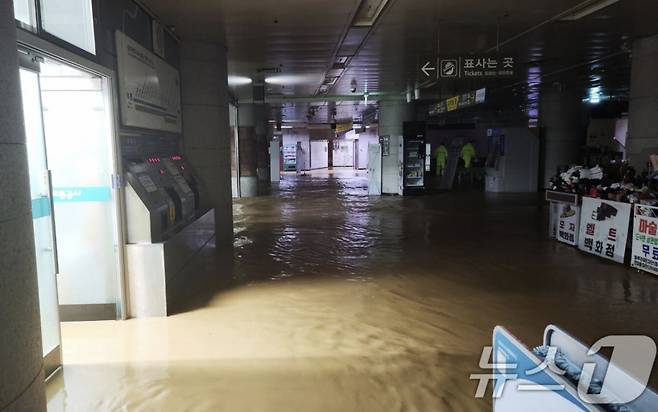 17일 시간당 77㎜가 넘는 '극한 호우'가 내리면서 광주 도시철도 1호선 상무역 역사 안이 침수돼 있다./사진=뉴스1, 광주시 제공