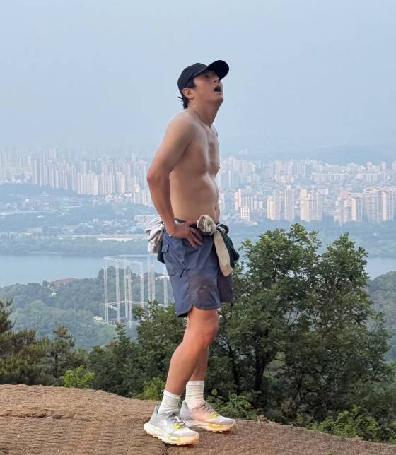 평소 마라톤을 즐기는 기안84는 최근 자신의 SNS에 산에서 달리기 연습하는 사진을 공개했다. /사진=기안84 SNS 갈무리