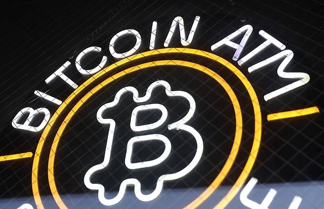16일(현지시간) 미국 캘리포니아주 패서디나 인근의 한 주유소에 비트코인 ATM 광고판이 설치돼 있다./AFPBBNews=뉴스1