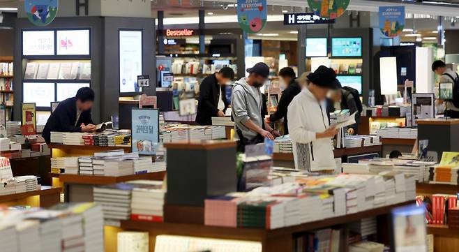 세계 책의 날인 지난 4월 23일 서울 종로구 광화문 교보문고에서 시민들이 독서를 하고 있다. / 사진 = 뉴시스 /사진=홍효식