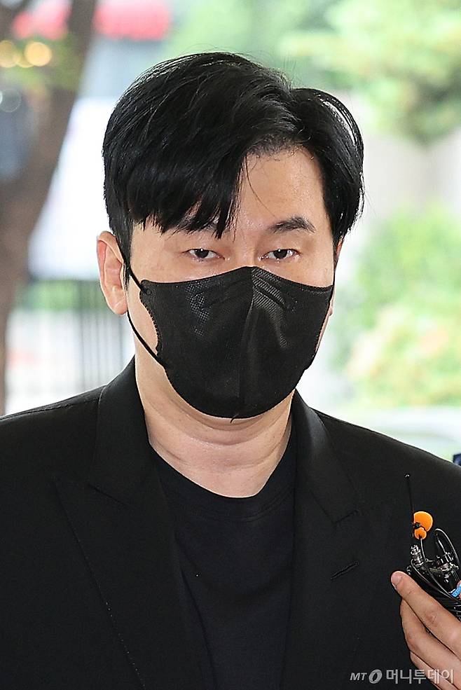 (서울=뉴스1) 신웅수 기자 = 양현석 YG엔터테인먼트 총괄 프로듀서가 4일 오후 서울 마포구 서부지방법원에서 열린 관세법 위반 혐의 공판에 출석하고 있다.  양현석은 2014년 싱가포르에서 스위스 고가 명품 시계 2개를 업체로부터 받아 세관에 신고하지 않고 국내에 반입한 혐의를 받는다. 2025.7.4/뉴스1  Copyright (C) 뉴스1. All rights reserved. 무단 전재 및 재배포,  AI학습 이용 금지. /사진=(서울=뉴스1) 신웅수 기자