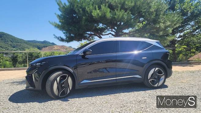 르노 전기 SUV '세닉 E-Tech 100% 일렉트릭'은 스포티한 인상도 풍긴다. /사진=김창성 기자