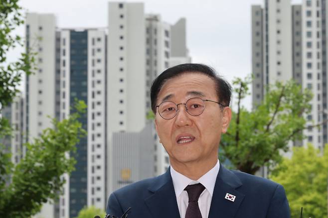서울주택도시개발공사(SH)와 경기주택도시공사(GH) 사장을 역임한 김세용 고려대 교수와 이헌욱 전 GH 사장 등이 새 LH 사장 후임자로 거론된다. 사진은 김윤덕 국토부 장관 후보자가 15일 오전 정부과천청사로 출근하며 취재진의 질의에 답하는 모습. /사진=뉴시스