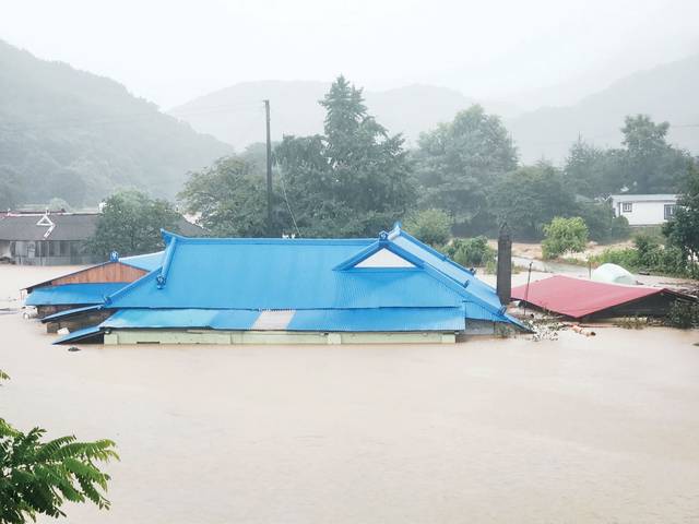 충남 서산시 운산면 수당리 한 주택이 17일 물에 잠긴 모습.  독자 제공