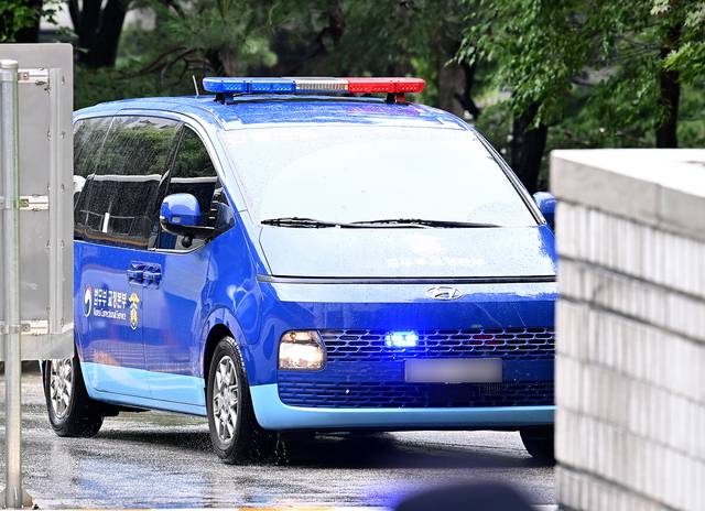 호송차 타고 출석하는 尹  : 재구속돼 수감 중인 윤석열 전 대통령을 태운 법무부 호송차가 18일 오전 서울 서초구 서울중앙지법으로 들어서고 있다. 윤 전 대통령은 이날 구속적부심에 직접 출석했다.  연합뉴스