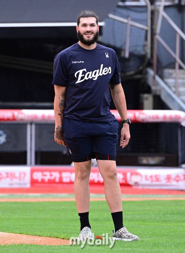 2025년 7월 17일 오후 경기도 수원 KT위즈파크에서 열린 '2025 신한 SOL뱅크 KBO 리그' 한화 이글스와 KT 위즈의 경기. 한화 선발투수 폰세가 KT 선수들을 보고 미소짓고 있다./수원=유진형 기자 zolong@mydaily.co.kr