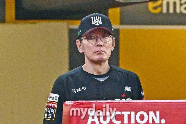 8일 인천 SSG랜더스필드에서 열린 '2025 신한 SOL BANK KBO리그' KT 위즈와 SSG랜더스 경기. KT 이강철 감독이 경기를 지켜보고 있다./마이데일리