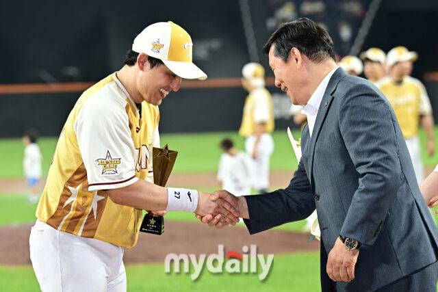 12일 대전 한화생명 볼파크 야구장에서 열린 '2025 신한 SOL뱅크 KBO 올스타' 드림 올스타(삼성·두산·KT·SSG·롯데) - 나눔 올스타(KIA·LG·한화·NC·키움) 경기. 나눔 박동원이 미스터 올스타로 선정됐다. 허구연 총재와 악수를 나누는 박동원./마이데일리