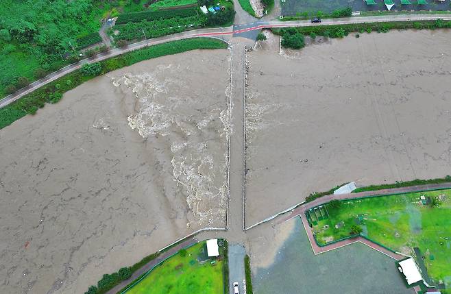 청도군 청도천(원리) 지점에 홍수주의보가 발령된 17일 경북 청도군 청도읍 원리 사촌교가 불어난 강물에 잠겨 있다. [연합]