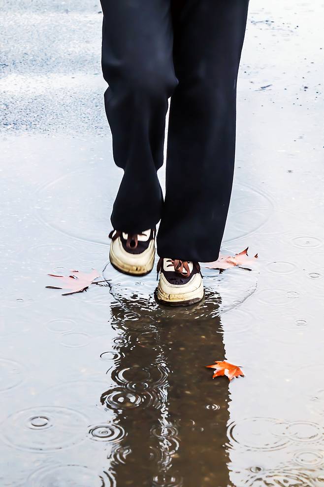 일본은 집중 호우 때 긴바지와 운동화를 착용하라고 권고하고 있다. [123rf]