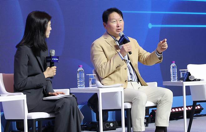 최태원(오른쪽) 대한상공회의소 회장인 18일 경북 경주 라한셀렉트 호텔에서 개최된 ‘제 48회 대한상의 하계포럼’에 참석, 정신아 카카오 대표 사회로 진행된 AI(인공지능) 토크쇼에서 제조 AI와 데이터에 대해 발언하고 있다. [대한상의 제공]