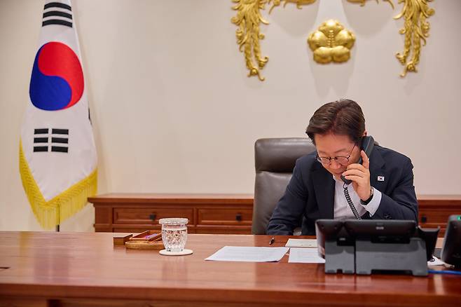 이재명 대통령이 지난 17일 서울 용산 대통령실 청사 집무실에서 레제프 타이이프 에르도안 튀르키예 대통령과 전화 통화를 하고 있다. [대통령실 제공]