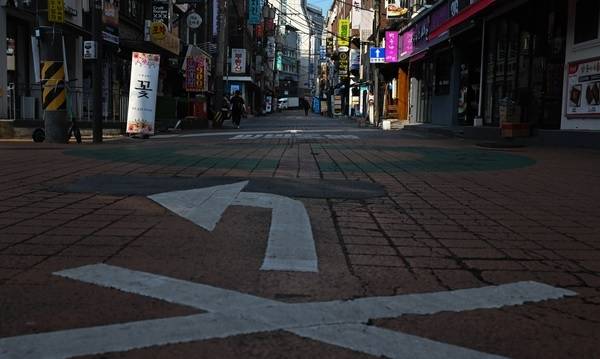 은행권이 위탁보증 방식으로 경쟁력 있는 소상공인을 지원하는 ‘소상공인 성장up(업) 보증대출’ 상품을 다음달 출시한다. 서울 서대문구 신촌 연세로 내 점포 밀집 골목 [헤럴드DB]