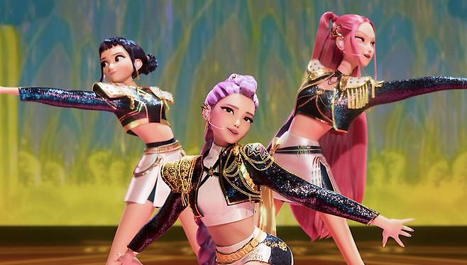 작품 주인공 미라(왼쪽부터), 루미, 조이. 이들은 극중 여성아이돌그룹 ‘헌트릭스’의 멤버이자 퇴마사들이다.  [넷플릭스 제공]