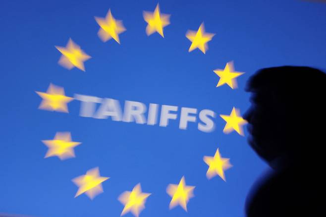 도널드 트럼프 미국 대통령과 ‘관세’라는 단어가 새겨진 유럽연합(EU) 국기  [로이터]