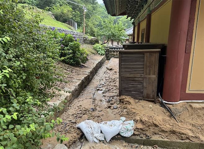 토사가 경내로 밀려든 개심사. [국가유산청]