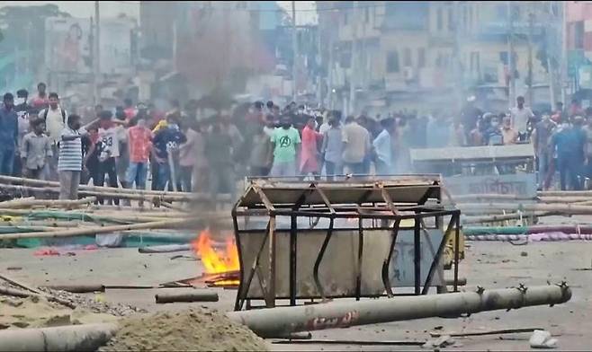 [고팔간지=AP/뉴시스] 시위로 쫓겨난 셰이크 하시나 전 총리 조상의 고향인 고팔간지에서 16일 하시나 전 총리의 지지자와 경찰이 충돌하고 있다.2025.07.18. *재판매 및 DB 금지