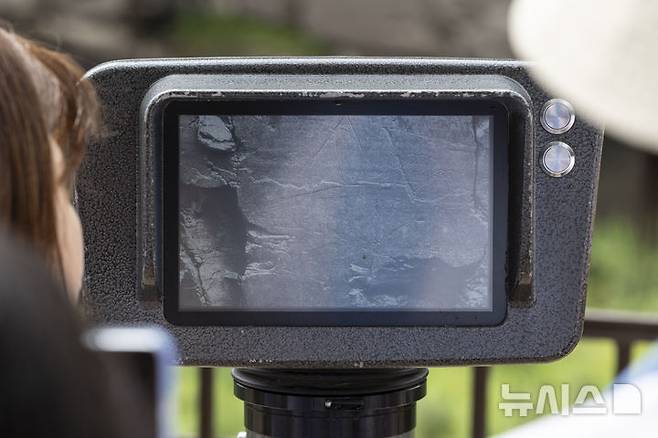 [울산=뉴시스] 김근수 기자 = 2025 대한민국 해양문화대장정에 참가한 대학생들이 15일 울산광역시 울주군 대곡리에서 반구대 암각화를 살펴보고 있다.제47차 유네스코 세계유산위원회는 지난 12일 ‘반구천 암각화’의 세계유산 등재를 최종 결정했다. 2010년 세계유산 잠정 목록에 등재된 지 15년 만이다. 한국은 석굴암·불국사·해인사 장견판전 등에 이어 총 17건의 세계유산을 보유하게 됐다. 반구천은 울산시 울주군 언양읍 대곡리 반구대 암각화와 천전리 암각화를 아우른다. 2025.07.15. ks@newsis.com