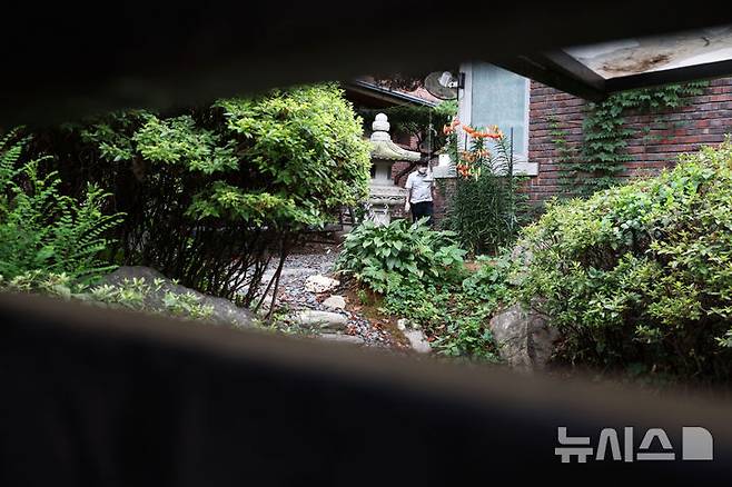 [서울=뉴시스] 김선웅 기자 = 김건희 여사에 대한 의혹을 수사하는 민중기 특검팀이 통일교 청탁 의혹과 관련해 '건진법사' 전성배 씨 법당 등 압수수색에 착수했다. 지난 15일 서울 강남구 소재 전 씨의 법당에서 관계자가 분주히 움직이고 있다. 2025.07.18. mangusta@newsis.com