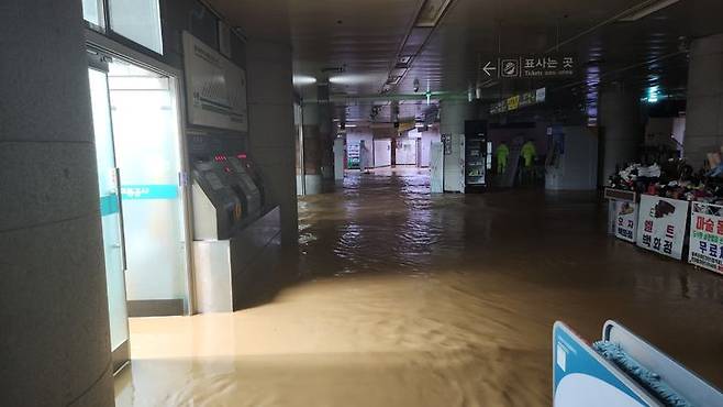 [광주=뉴시스] 17일 오후 광주 서구 치평동 상무역이 폭우로 침수된 상태다. 열차는 상무역 구간을 무정차 통과한다. (사진=독자제공) 2025.07.17. photo@newsis.com *재판매 및 DB 금지
