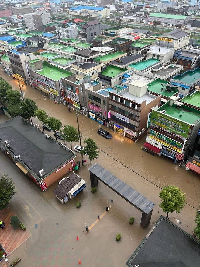 [광주=뉴시스] 17일 오후 광주 북구 운남동 아파트 일대 도로가 폭우로 물에 잠긴 상태다. (사진=독자제공) 2025.07.17. photo@newsis.com *재판매 및 DB 금지