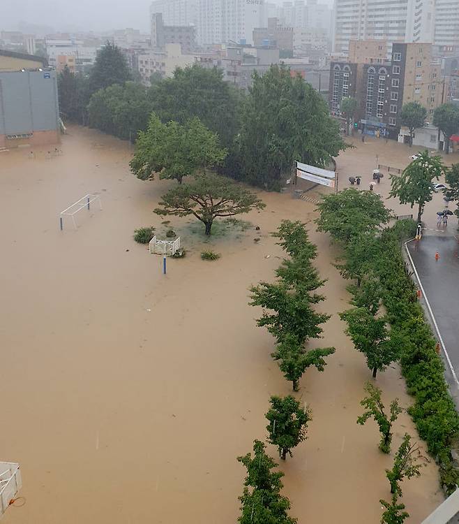 [광주=뉴시스] 류형근 기자 = 광주와 전남지역에 폭우가 내리고 있는 가운데 17일 오후 광주 북구 전남대학교 사범대학 부속고등학교 운동장에 빗물이 들어차 있다. 2025.07.17. (사진=독자 제공). photo@newsis.com *재판매 및 DB 금지