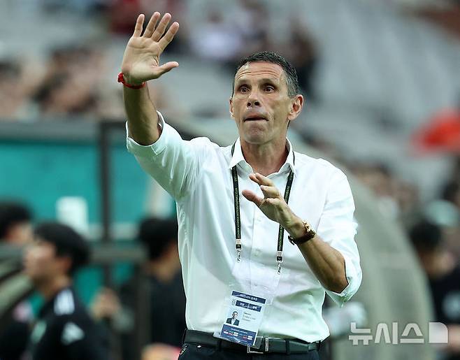 (Seoul = Newsis) Reporter Lee Young -hwan = Gus Poh, Jeonbuk Hyundai Manager, is giving a hand in Jeonbuk Hyundai Cheering Team at the 2025 Hana Bank Korea Cup 8th Korea Cup 8th Jeonbuk Hyundai Motors and FC Seoul at the Seoul World Cup Stadium in Mapo -gu. 2025.07.02. 20hwan@newsis.com
