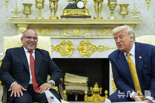 [워싱턴=AP/뉴시스] 도널드 트럼프(오른쪽) 미국 대통령이 16일(현지 시간) 백악관 집무실에서 살만 빈 하마드 알 칼리파 바레인 왕세자 겸 총리와 회담하고 있다. 빈 하마드 총리는 미국에 170억 달러(약 24조 원) 규모의 투자를 하겠다고 밝혔다. 트럼프 대통령은 이게 감사한다며 여러 중동 국가도 미국에 투자하길 바란다고 말했다. 2025.07.17.