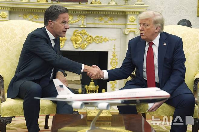 [워싱턴=AP/뉴시스] 도널드 트럼프(오른쪽) 미국 대통령이 14일(현지시각) 백악관 집무실에서 마르크 뤼테 북대서양조약기구(NATO) 사무총장과 회담하고 있다. 트럼프 대통령은 "러-우 전쟁은 트럼프의 전쟁이 아니라 바이든, 민주당의 전쟁"이라며 우크라이나 평화 협정 이외에는 미국이 직접적 책임을 질 생각이 없음을 분명히 했다. 2025.7.15.