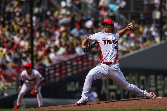 [서울=뉴시스] 프로야구 KIA 타이거즈 이의리가 지난 2024년 4월10일 광주-기아 챔피언스필드에서 열린 2024 신한 쏠뱅크 KBO리그 LG 트윈스와의 경기에 선발 등판해 공을 던지고 있다. (사진=KIA 타이거즈 제공) 2024.04.10. *재판매 및 DB 금지