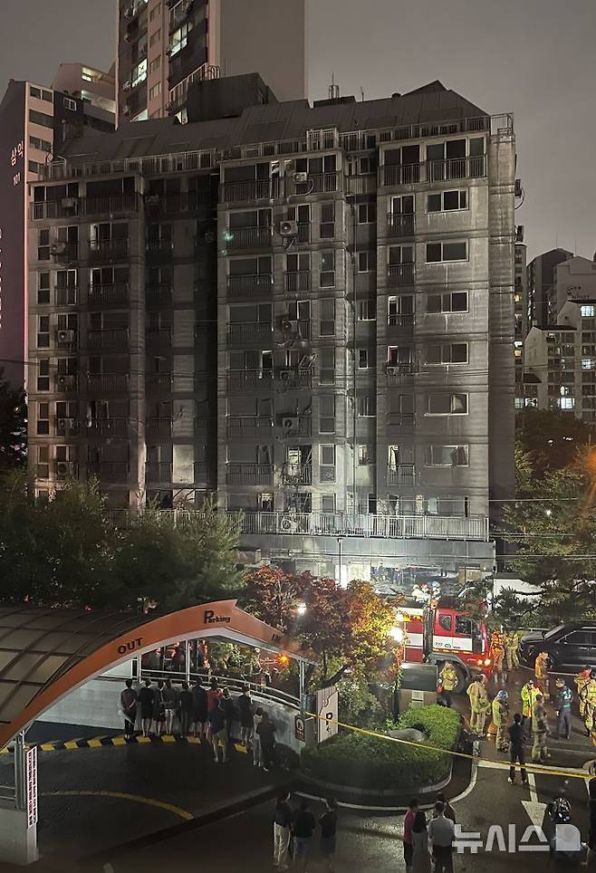 [광명=뉴시스] 황준선 기자 = 17일 밤 경기 광명시 한 아파트 주차장에서 발생한 화재 현장에서 소방대원들이 이동하고 있다. 2025.07.17. hwang@newsis.com