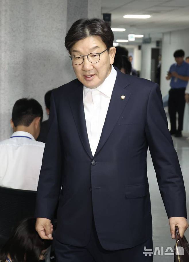 [서울=뉴시스] 조성봉 기자 = 권성동 국민의힘 의원이 18일 서울 여의도 국회 의원회관에서 김건희 특검의 압수수색이 진행중인 자신의 의원실로 이동하고 있다. 2025.07.18. suncho21@newsis.com