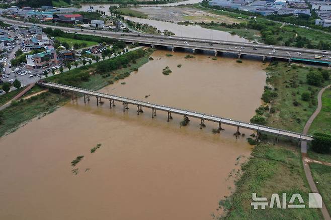 [광주=뉴시스] 이영주 기자 = 18일 오후 광주 유일 6·25 전적지인 북구 옛산동교 아래 영산강으로 전날 내린 비로 인한 흙탕물이 흐르고 있다. 2025.07.18. leeyj2578@newsis.com