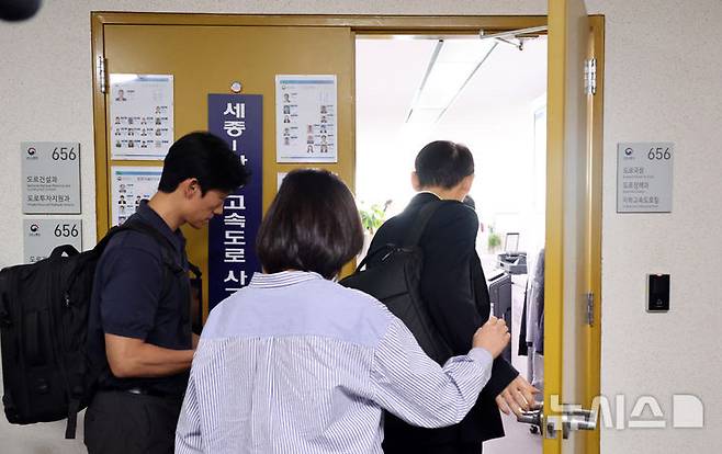 [세종=뉴시스] 강종민 기자 = 양평고속도로 특혜  의혹 관련 국토교통부 압수수색에 나선 김건희 특검팀이 14일 오전 정부세종청사 국토부 도로국장실로 향하고 있다. 2024.07.14. ppkjm@newsis.com