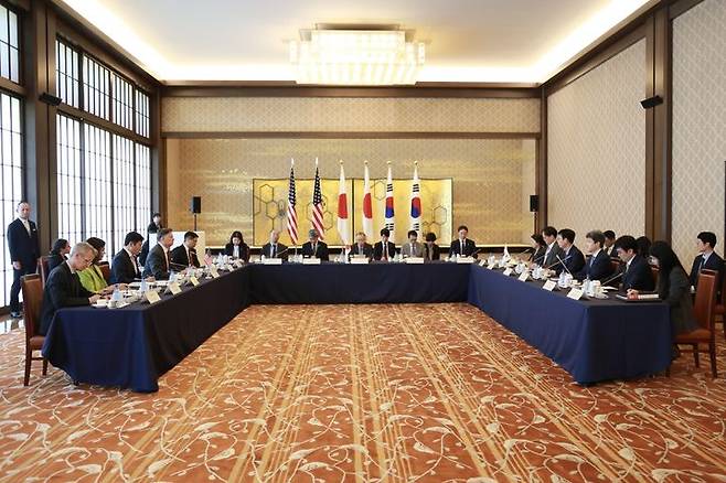 [서울=뉴시스] 박윤주 외교부 1차관은 18일 일본 도쿄에서 크리스토퍼 랜다우 미국 국무부 부장관, 후나코시 다케히로 일본 외무성 사무차관과 제15차 한미일 외교차관협의회를 개최했다. (사진=외교부 제공) 2025.07.18 *재판매 및 DB 금지