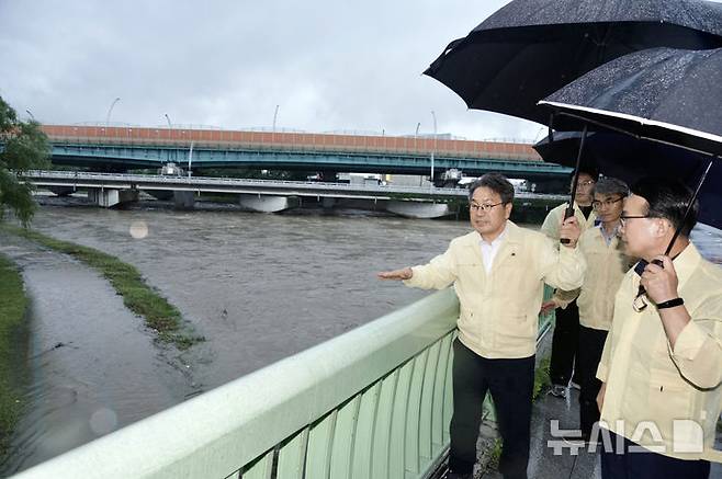 [광주=뉴시스] 강기정 광주시장 하천 점검. (사진=광주시청 제공). photo@newsis.com *재판매 및 DB 금지