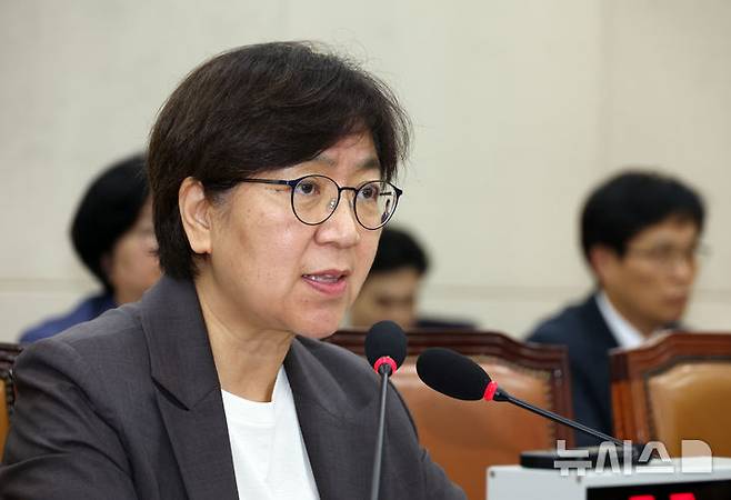 [서울=뉴시스] 고승민 기자 = 정은경 보건복지부 장관 후보자가 18일 서울 여의도 국회 보건복지위원회에서 열린 인사청문회에서 의원 질의에 답하고 있다. 2025.07.18. kkssmm99@newsis.com