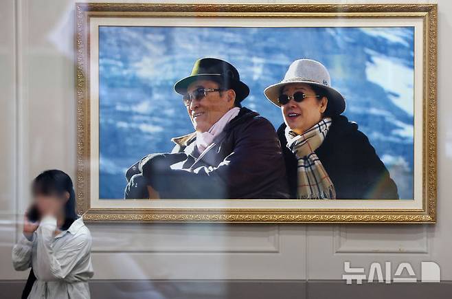 [서울=뉴시스] 배훈식 기자 = 김건희 여사 의혹을 수사하는 민중기 특별검사팀이 통일교 압수수색에 들어간 18일 오전 서울 용산구 통일교(세계평화통일가정연합) 서울본부 로비에 故 문성명 총재와 한학자 총재의 사진이 걸려 있다. 2025.07.18. dahora83@newsis.com