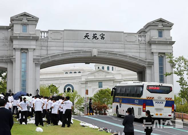 [가평=뉴시스] 배훈식 기자 = 김건희 여사 의혹을 수사하는 민중기 특별검사팀이 통일교 압수수색에 들어간 18일 오후 경기 가평군 천원궁으로 경찰 버스가 들어가고 있다. 2025.07.18. dahora83@newsis.com