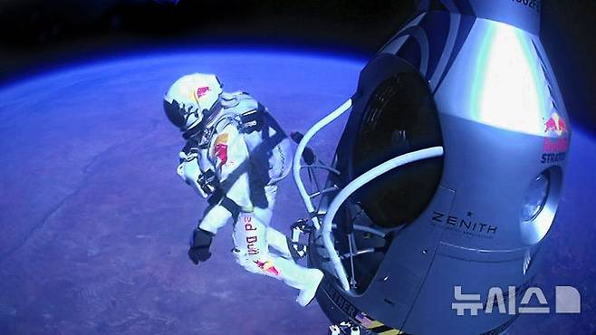 [AP/뉴시스]2012년 10월14일 오스트리아의 모험가 펠릭스 바움가르트너가 성층권과 우주의 경계면인 고도 39㎞에서 뛰어내리고 있다. 바움가르트너가 이탈리아에서 전동 패러글라이딩 사고로 사망했다고 BBC가 17일(현지시각) 보도했다. 2025.07.18.