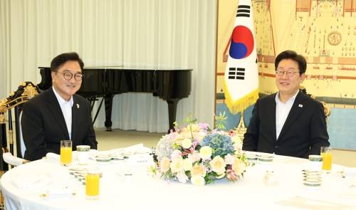 이재명 대통령과 우원식 국회의장 이재명 대통령과 우원식 국회의장     (서울=연합뉴스) 홍해인 기자 = 이재명 대통령이 17일 서울 한남동 관저에서 우원식 국회의장과 만찬 자리를 갖고 있다. 2025.7.17 [대통령실통신사진기자단]     hihong@yna.co.kr (끝)   <저작권자(c) 연합뉴스, 무단 전재-재배포, AI 학습 및 활용 금지>