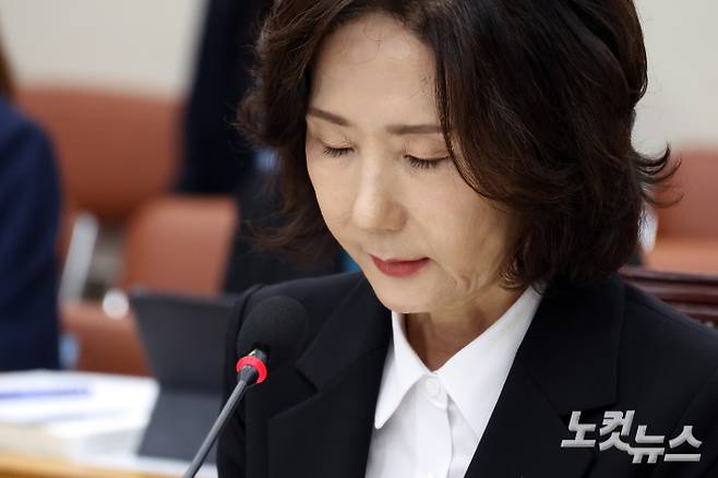 이진숙 사회부총리 겸 교육부 장관 후보자가 16일 서울 여의도 국회 교육위원회에서 열린 인사청문회에서 눈을 감고 생각에 잠겨있다. 윤창원 기자