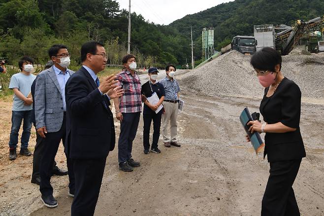 유희태 전북 완주군수가 지난 2022년 7월 4일 취임 후 첫 현장 방문지로 집단 민원이 발생한 완주군 상관면 신리의 의료 폐기물 소각장 예정지를 찾았다. 완주군 제공