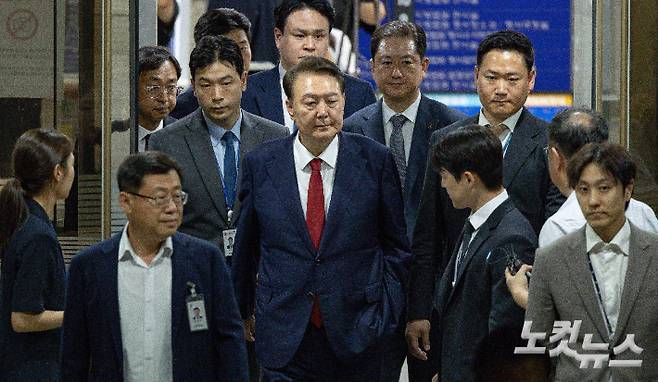 12·3 불법계엄 사태로 특검 수사를 받는 윤석열 전 대통령이 9일 서울 서초구 서울중앙지방법원에서 열린 구속 전 피의자 심문(영장실질심사)을 마치고 대기 장소인 서울구치소로 이동하고 있다. 사진공동취재단