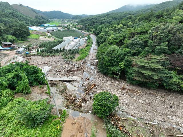 중부지방에 폭우가 내린 17일 산사태가 발생한 충남 예산군 봉산면 봉운로가 토사로 뒤덮여 있다. 연합뉴스