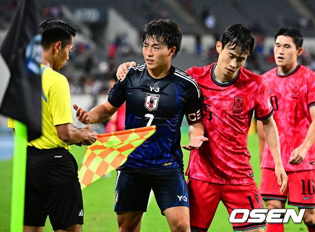 [OSEN=용인, 지형준 기자] 홍명보 감독이 이끄는 남자축구대표팀이 15일 오후 용인 미르스타디움에서 2025 동아시아축구연맹(EAFF) E-1 챔피언십(동아시안컵) 3차전 일본과 경기를 가졌다.&nbsp;한국은 1차전서 중국을 3-0, 2차전서 홍콩을 2-0으로 완파했다. 하지만 일본이 1차전서 홍콩을 6-1, 2차전서 중국을 2-0으로 이겼다. 골득실 +7의 일본이 +5의 한국을 누르고 조 선두인 상황이다. 나란히 2승을 거둔 한국과 일본은 대회 우승컵을 놓고 격돌한다.&nbsp;전반 한국 김문환이 일본 소마에 밀려 넘어지며 항의하는 소마를 말리고 있다. 2025.07.15 / jpnews@osen.co.kr