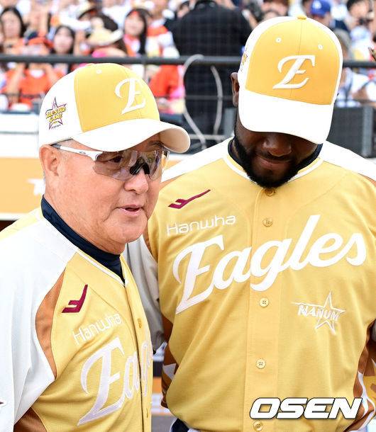 [OSEN=대전, 최규한 기자] 12일 오후 대전 한화생명볼파크에서 ‘2025 신한 SOL Bank KBO리그’ 올스타전이 열렸다.KBO 올스타전 경기는 드림 올스타와 나눔올스타 대표로 나선 총 30명의 선수가 치열한 승부를 펼친다.경기를 앞두고 한화 김경문 감독과 플로리얼이 기념촬영을 마친 뒤 인사를 나누고 있다. 2025.07.12 / dreamer@osen.co.kr